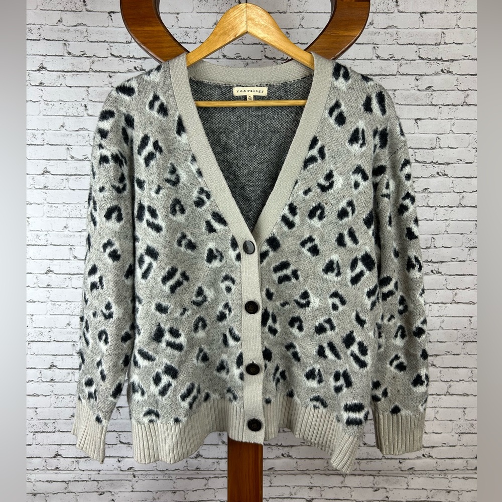 Retrology Women's Classic Gray Fuzzy Animal Leopard Print Cardigan size XL